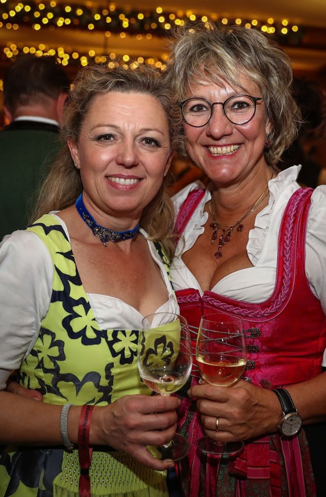 Weinexpertin Natalia Lump (links), SWR-Moderatorin Petra Klein.