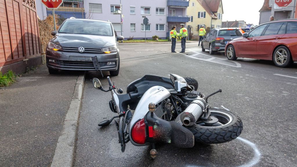 Unfall in Köngen: Rollerfahrer wird von Auto erfasst