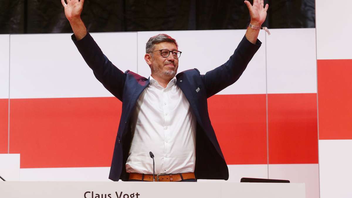  Claus Vogt hat die Angriffe seiner Kritiker überstanden und kann für weitere vier Jahre den VfB Stuttgart führen. Die Mitglieder wählten ihn am Sonntag mit großer Mehrheit. 