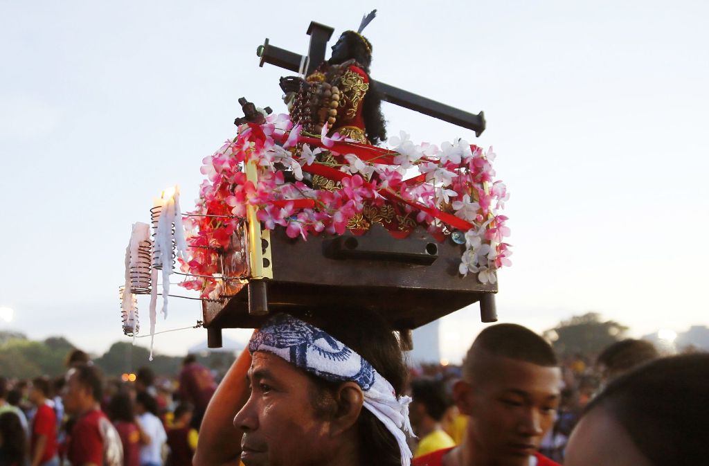 Die jahrhundertealte Jesus-Figur, der sogenannte Schwarze Nazarener, wird immer am 9. Januar durch Manilas Straßen getragen.