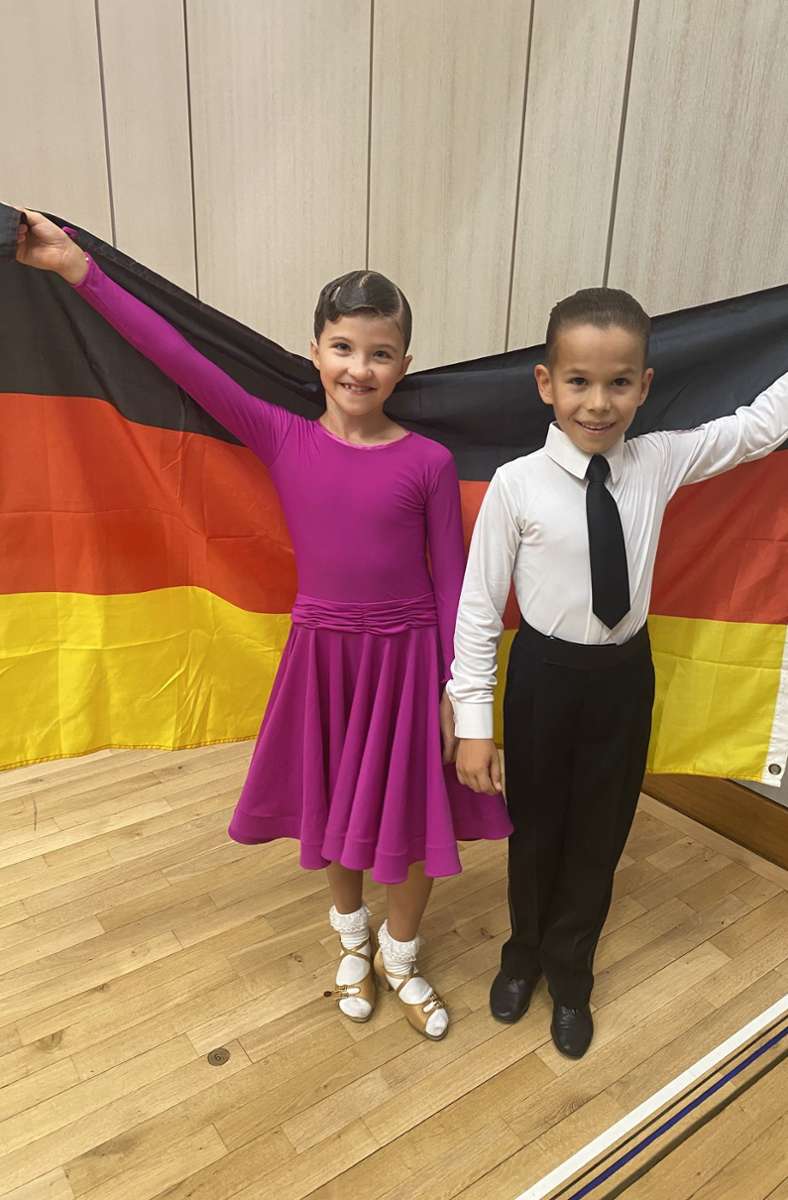 Stolz präsentieren Elisabeth Wilhelm und Sebastian Bier die Deutschlandfahne als bestes deutsches Paar ihrer Altersklasse bei den German Open Championships.