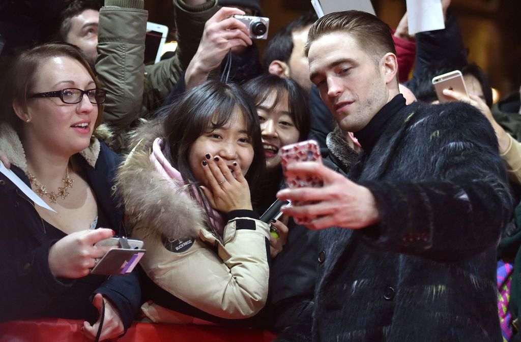 „So close to the Fans“ – der Schauspieler Robert Pattinson zeigt auf der Berlinale Nähe zu seinen Anhängern und macht Selfies mit ihnen.