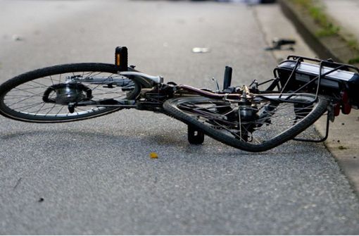 Der Mann stürzte  durch die Kollision vom Fahrrad. (Symbolbild) Foto: dpa