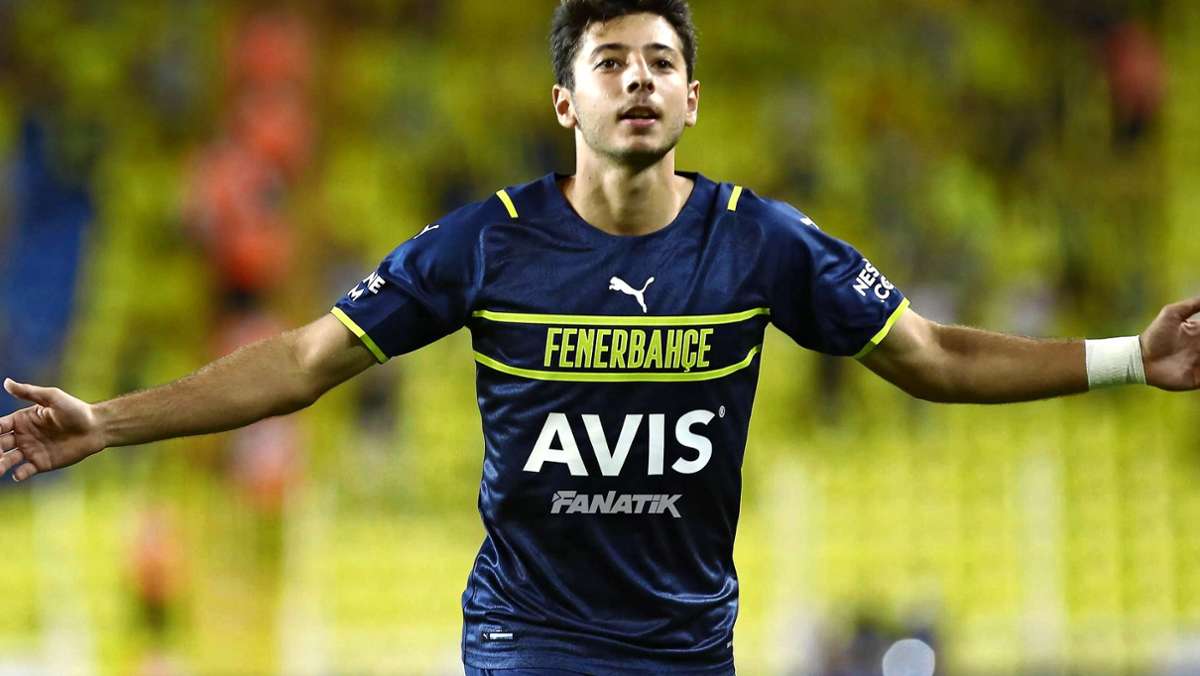 Europa-League-Qualifikation: Fenerbahçe-Spieler sucht nach Wappen auf Trikot