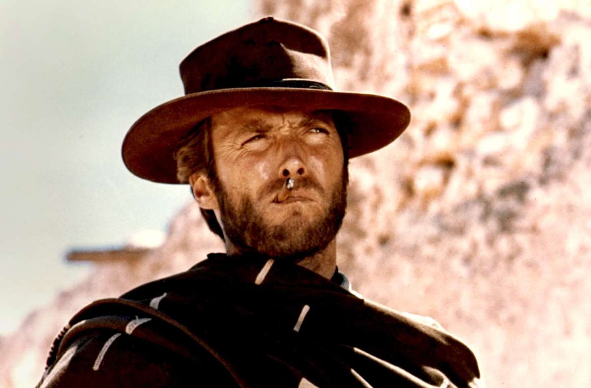 Bei den Dreharbeiten zum Film „Für eine Handvoll Dollar“ reißt Clint Eastwood 1964 zum Entsetzen von Regisseur Sergio Leone reihenweise Seiten aus dem Skript, auf denen er viel Text hätte lernen müssen. Der Schauspieler hatte keine Lust auf Blabla und wurde durch improvisierenden Minimalismus zur schweigsamen Ikone.
