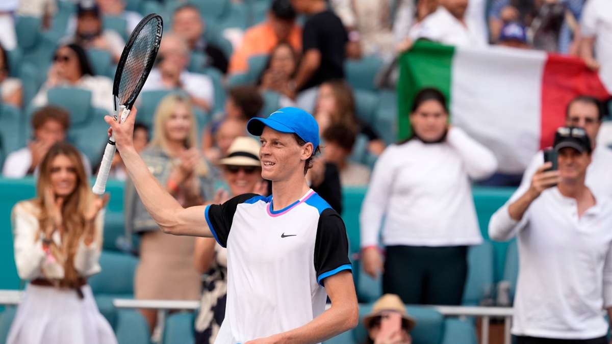 Tennis: Jannik Sinner (Italien) kann sich bei den Miami Open gegen Daniil Medwedew durchsetzen und gewinnt im Halbfinale.