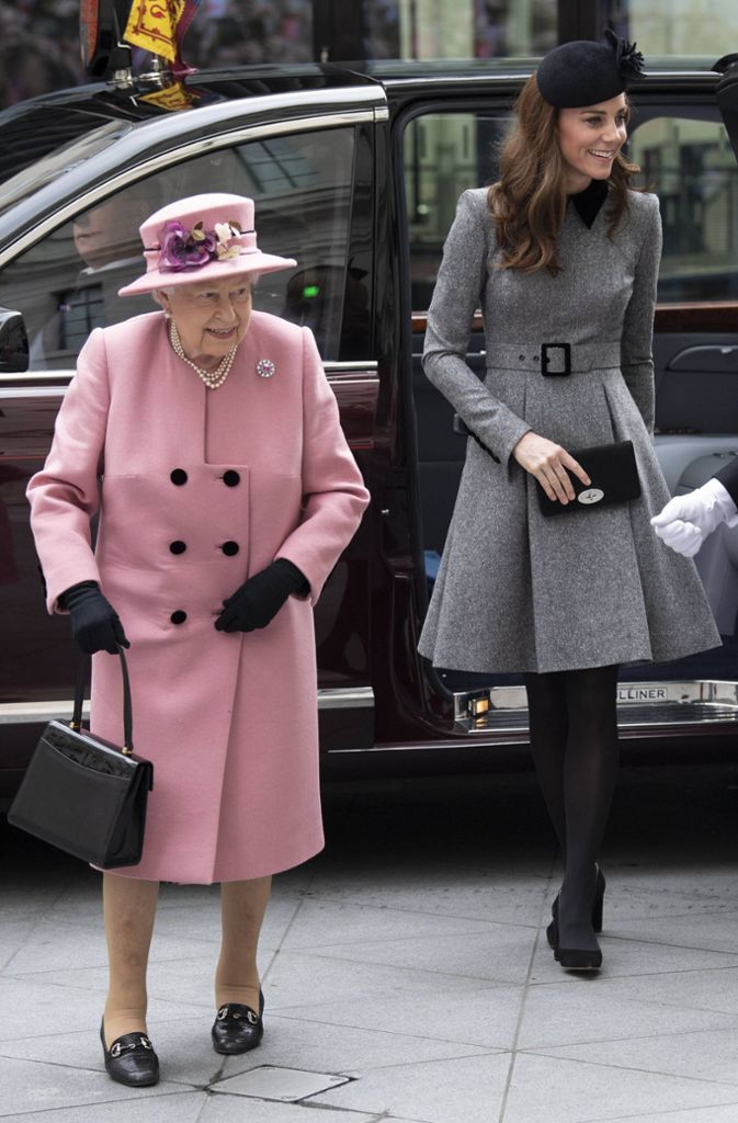 ... oder bei einem offiziellen Termin mit der Monarchin höchstselbst: Kate und Elizabeth II. 2019 bei einem Besuch des King’s College.