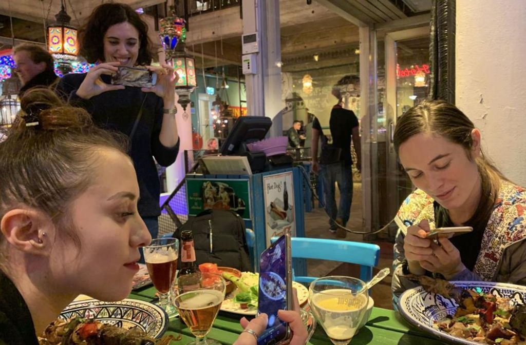 Auf Materialsuche für jede Menge Instagram-Posts: Die Gauthier-Tänzerinnen beim Couscous-Essen in Rotterdam.