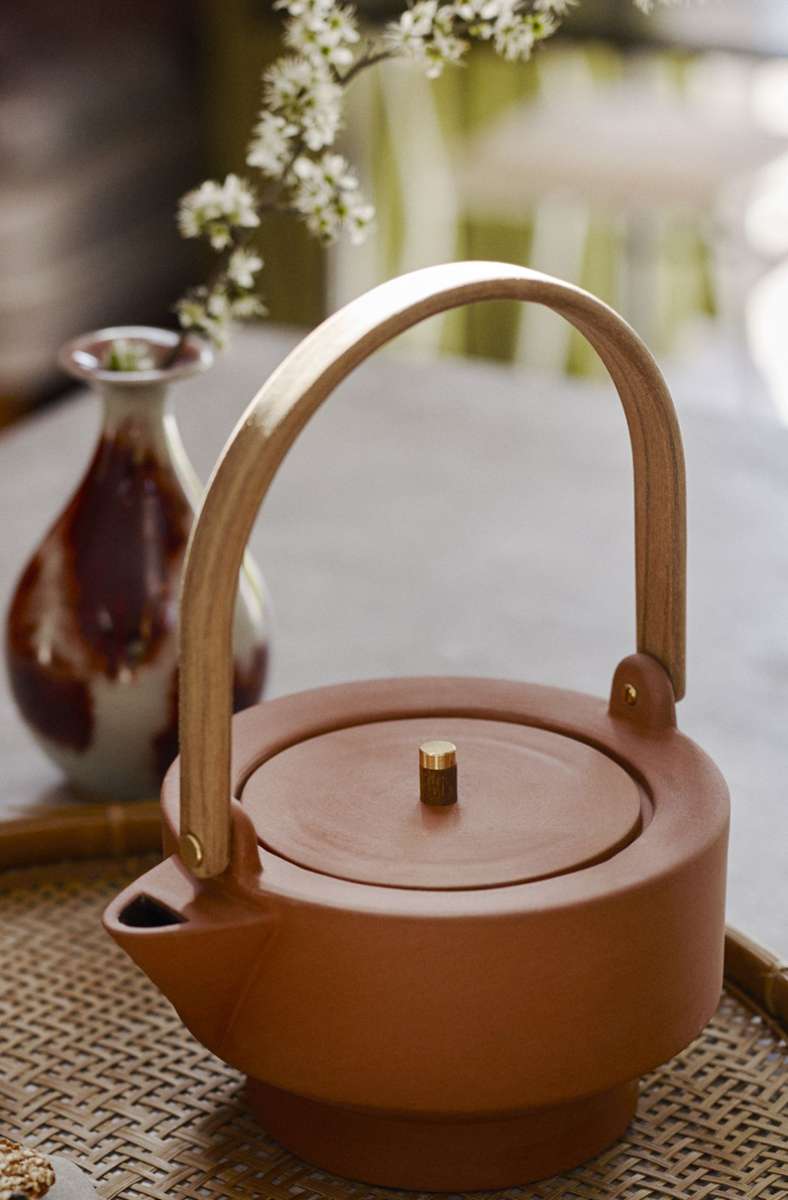 Terrakotta-Teekanne mit Holzhenkel und Messingknauf „Edge“ von der dänischen Firma Skagerak. Von innen ist sie glasiert, nur für die Spülmaschine nicht geeignet.