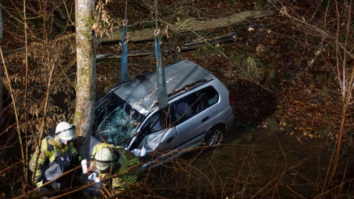 Vorfall bei Nürtingen: Autofahrer rutscht auf Fahrbahn aus und landet im Bach