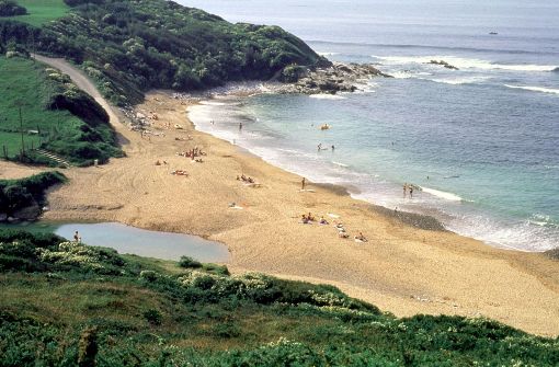 Die französischen Küsten sind nicht nur herrliche Urlaubsregionen, sondern taugen auch bestens als Kulissen für spannende Krimis. Foto: Archiv