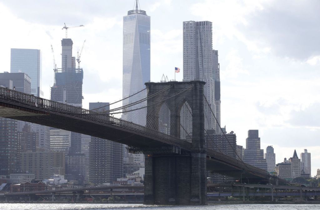 1833 Meter lang, 26 Meter breit – Brooklyn Bridge: Die 1883 eröffnete Brücke ist in New York City ist eine der ältesten Hängebrücken in den USA. Sie überspannt den East River und verbindet die Stadtteile Manhattan und Brooklyn miteinander.