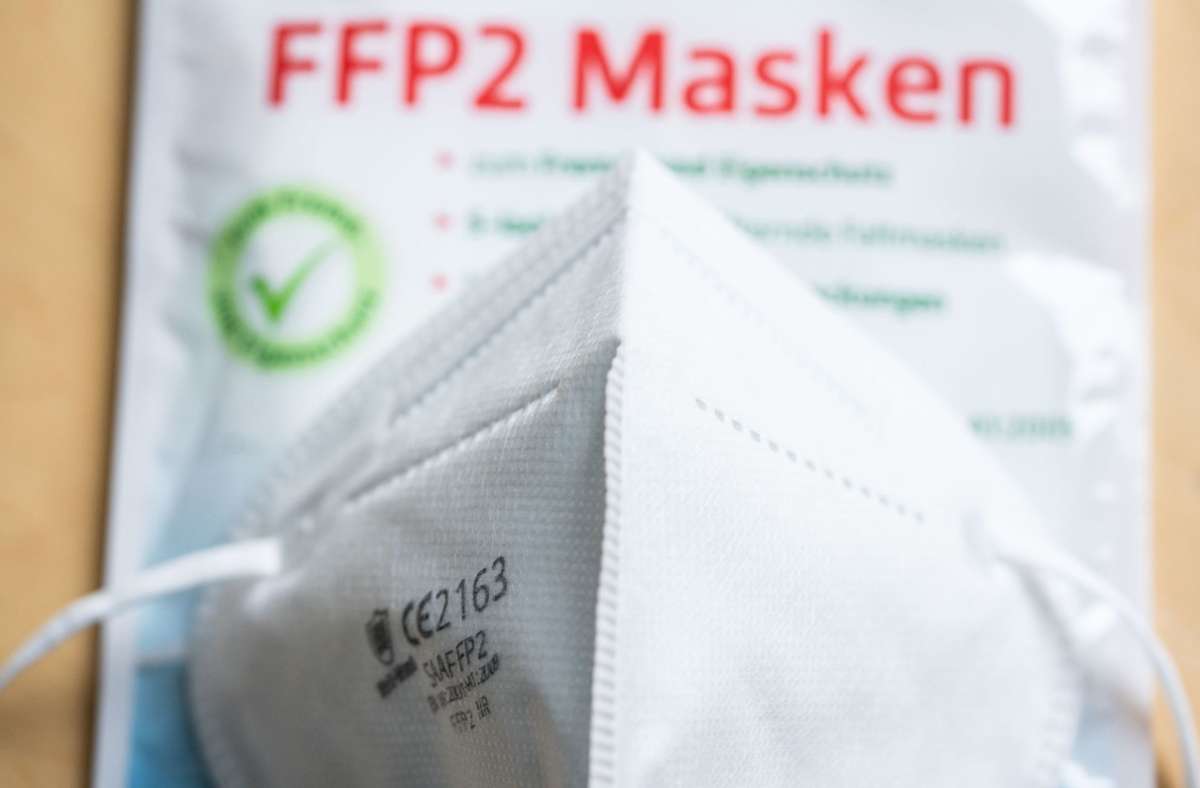 Bund und Ländern haben beschlossen, dass in Bussen, Bahnen sowie in Geschäften künftig „medizinische Masken“ getragen werden müssen – dazu gehören auch FFP2-Masken. Foto: dpa/Frank Rumpenhorst