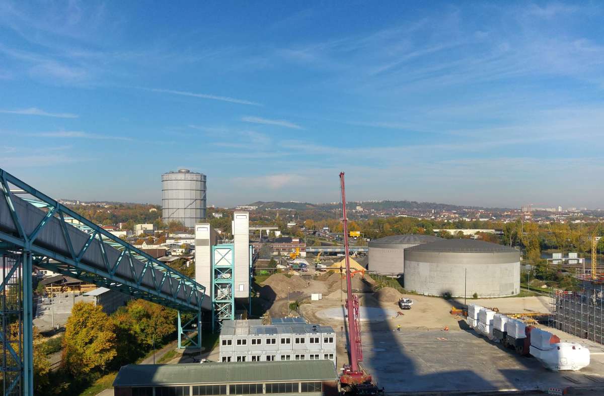 Das Areal beim Kraftwerk Gaisburg im Jahr 2017: Heute ist das neue Gasheizkraftwerk (Baustelle am rechten Bildrand) längst fertig und in Betrieb, die beiden großen Öltanks sind ebenso verschwunden wie das große und einst weithin sichtbare Förderband am linken Bildrand. Hinter den Öltanks ist die Kohlebandbrücke zu erkennen.