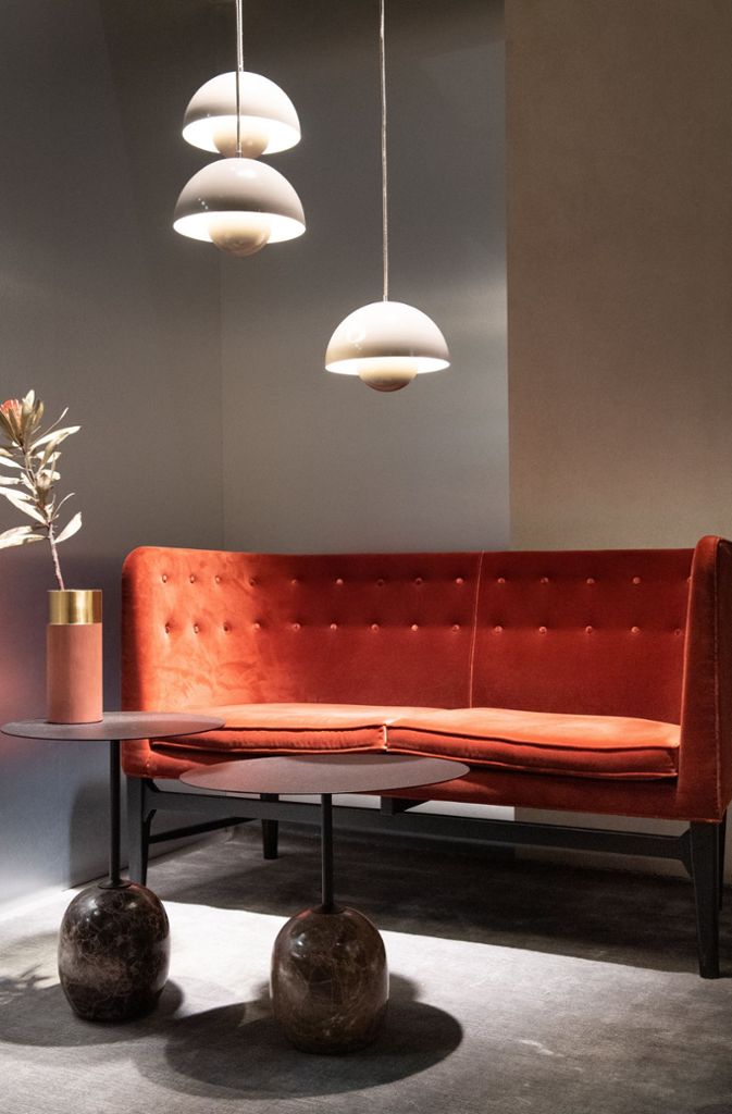 Hier eine hochlehnige Sofa-Variante von der Firma &Tradition in der Trendfarbe rostrot.