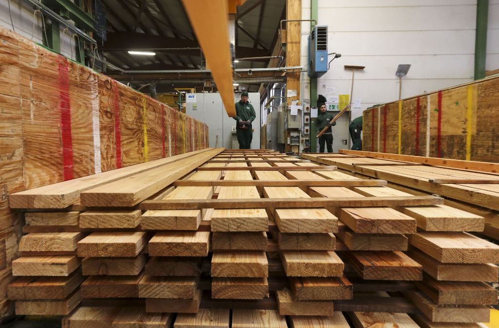 Bereits im Holzwerk Keck in Ehningen (Kreis Böblingen) werden die einzelnen Lamellen sortiert. Stücke, die nicht für den Bau des Schönbuchturms geeignet sind, werden zu Transportkisten für Maschinen benutzt.