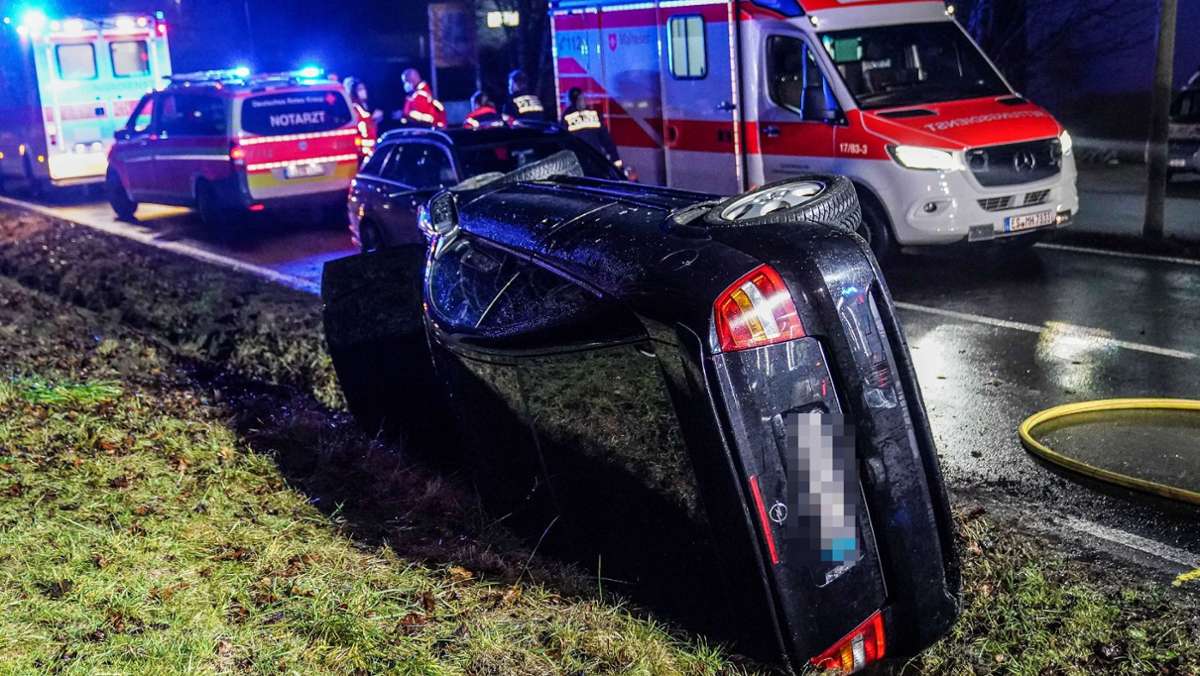  In Wernau (Kreis Esslingen) ist am späten Sonntagabend ein 22-Jähriger mit seinem Auto von der Fahrbahn abgekommen und im Straßengraben gelandet. Der Fahrer war offenbar zu schnell unterwegs. 