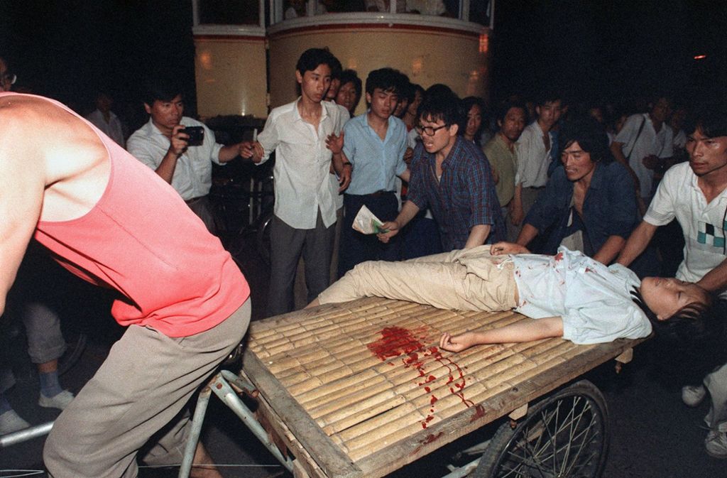 Eine verletzte Frau wird ins Krankenhaus gebracht. Dass die Volksbefreiungsarmee auf das eigene Volk schießt, erschüttert viele Chinesen.