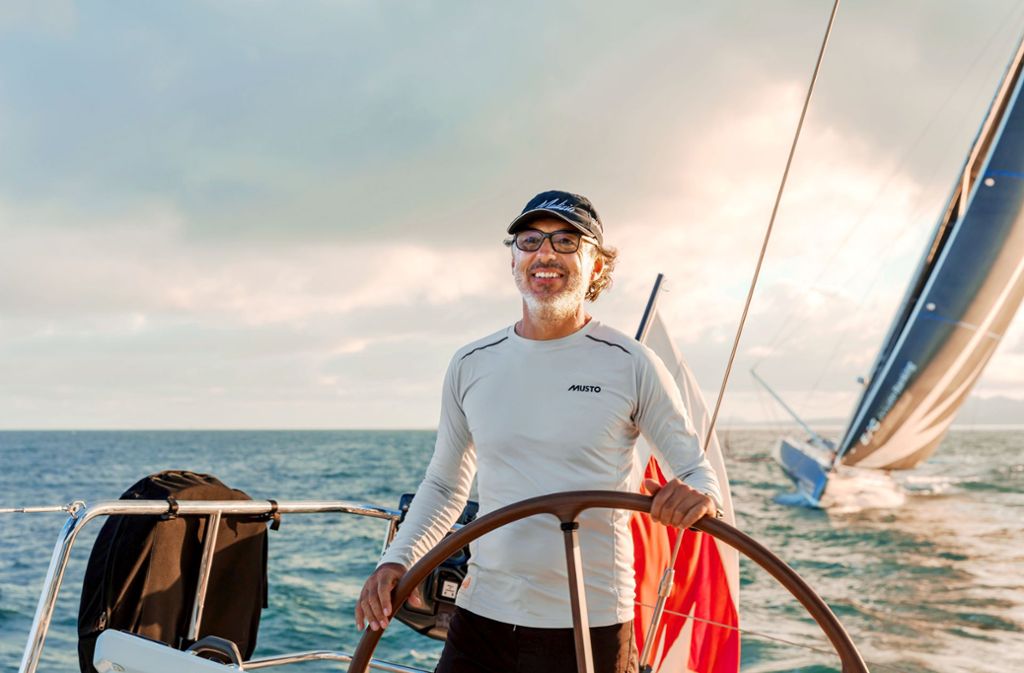 Der Stuttgarter Immobilien-Unternehmer, hier am Steuerrad, fördert den Profisegler Boris Herrmann. Senft gehört die „Malizia II“, auf der die Klimaschutzaktivistin Greta Thunberg den Atlantik überqueren will.