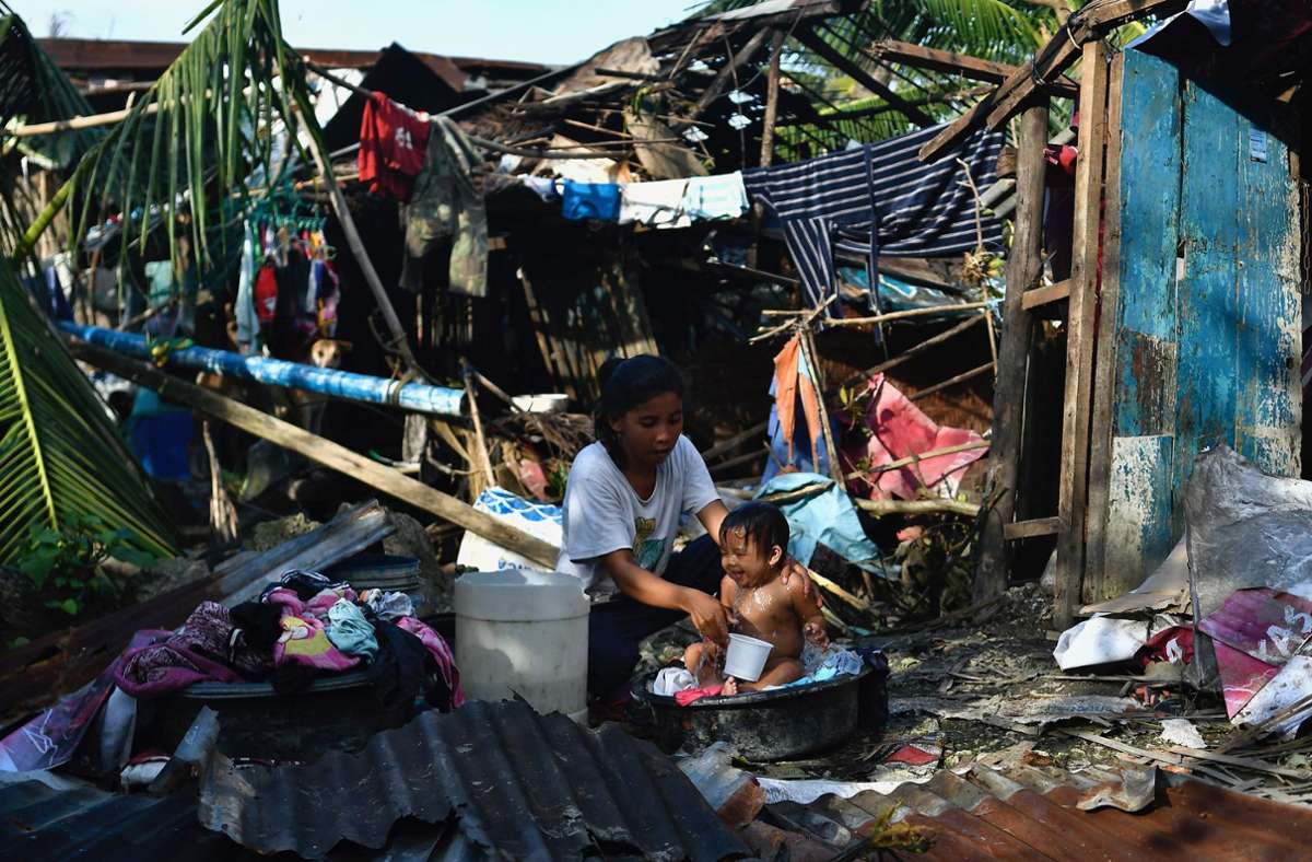 Ein Taifun ist über die Philippinen gezogen und hat eine eine Schneise der Zerstörung gezogen.