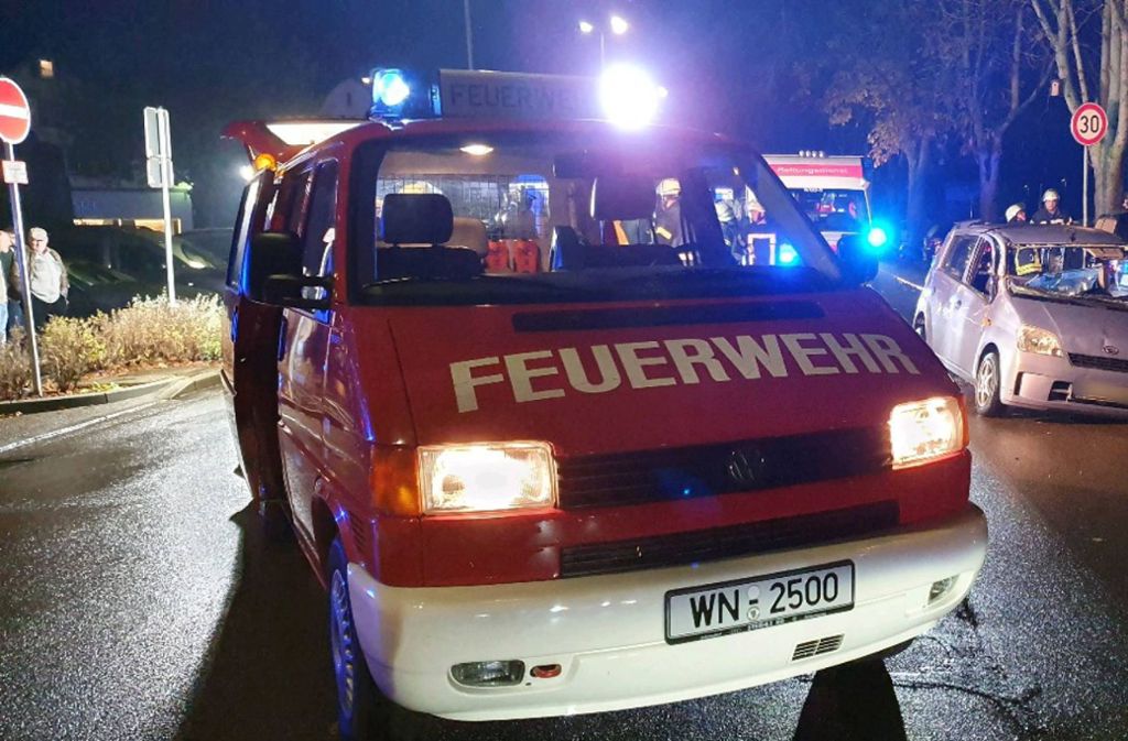 Die Feuerwehr rückte mit fünf Fahrzeugen zur Unfallstelle in Schorndorf aus.