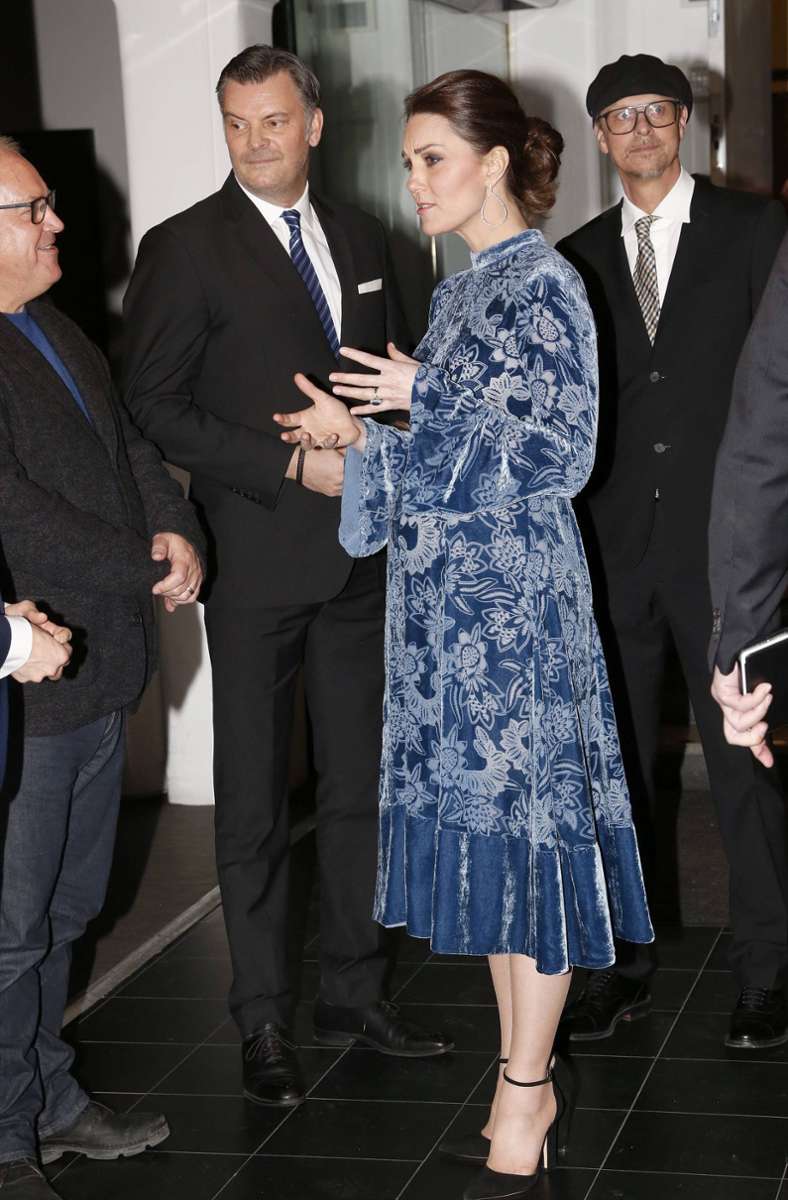 Samt und Blumenmuster: Dieses Kleid von Erdem, das Herzogin Kate 2018 bei einem Besuch in Stockholm trug, sieht ein bisschen so aus, als habe sich die Frau von Prinz William an den Vorhängen des Buckingham Palace bedient.