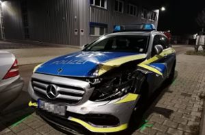 Raser kracht in Polizeiwagen – Totalschaden
