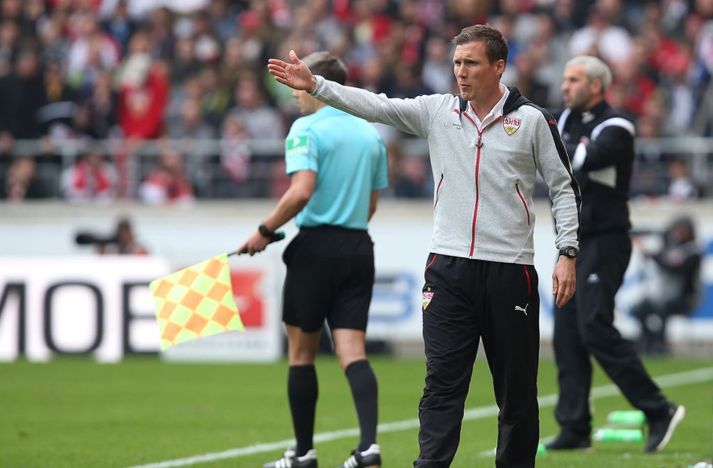 Klare Ansage: Nach der Pause kennt VfB-Trainer Hannes Wolf nur noch eine Richtung – nach vorne.