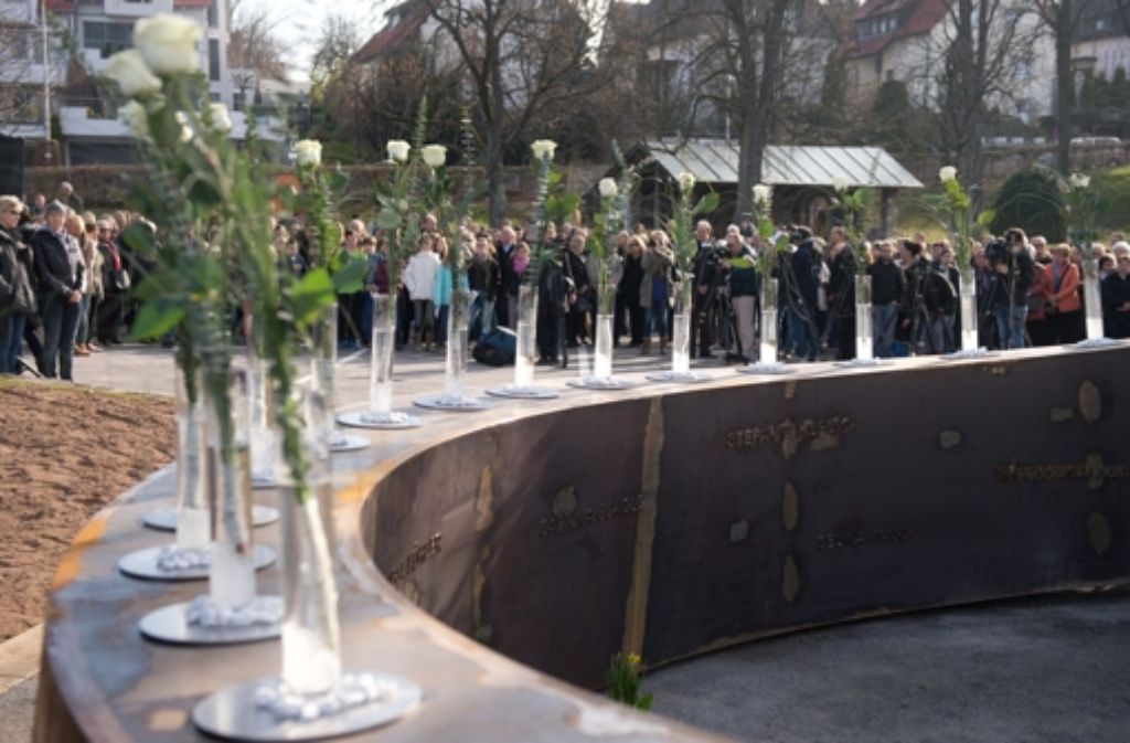 Am 11. März 2014 jährt sich der Amoklauf von Winnenden zum fünften Mal. Eine Woche zuvor wird die Skulptur „Gebrochener Ring“ des Bildhauers Martin Schöneich im Stadtgarten in Winnenden aufgestellt. Dort gedenken zahlreiche Menschen der Opfer des Amoklaufs.