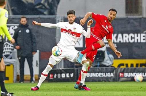 Durchsetzungsstark: Atakan Karazor (links) vom VfB Stuttgart behauptet sich gegen den Mainzer Karim Onisiwo. Foto: Baumann/Volker Müller