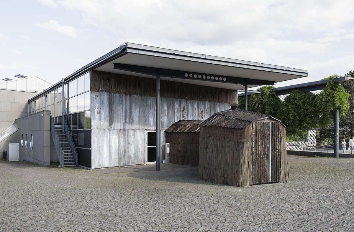 Die schicke Documenta-Halle ist nicht wiederzuerkennen. Man betritt sie durch eine Basthütte und einen Tunnel aus Wellblech.