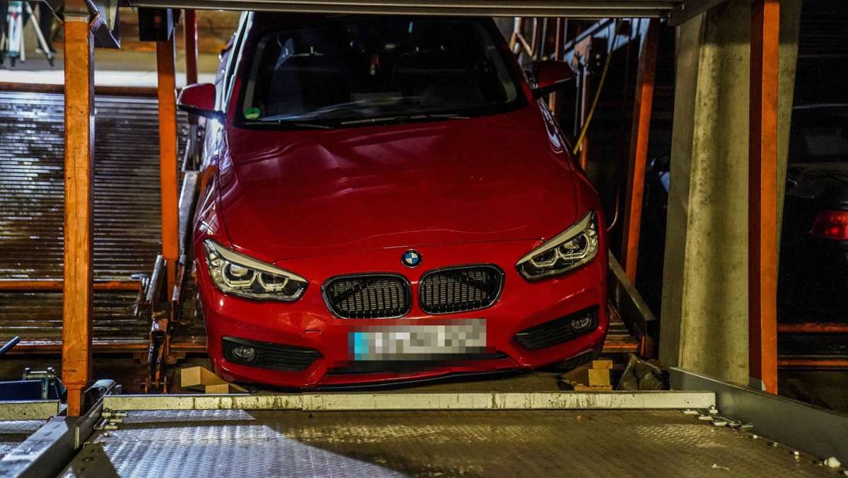 Heftiger Unfall in Esslingen: Fahrerin verwechselt Gänge – Mann wird unter Auto in Tiefgarage eingeklemmt