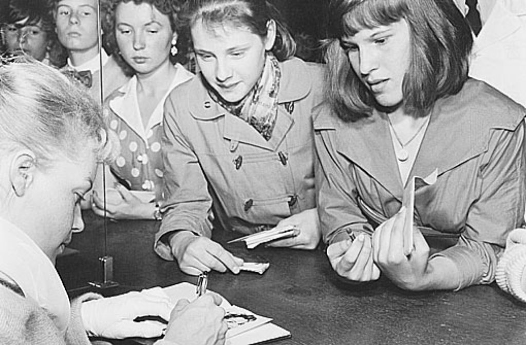 Alle wollen die schöne Kaiserin - Romy Schneider ist auf der Berlinale 1957 der umjubelte Star und leidet schon jetzt darunter, dass ihre Fans in ihr nur die "Sissi" sehen. Noch gibt Schneider aber brav Autogramme, statt aufzubegehren.
