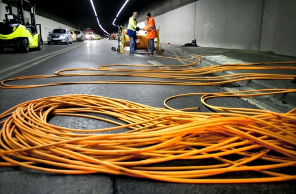 Mehr als 60 Kilometer feuerfeste Kabel werden der Röhre verlegt.