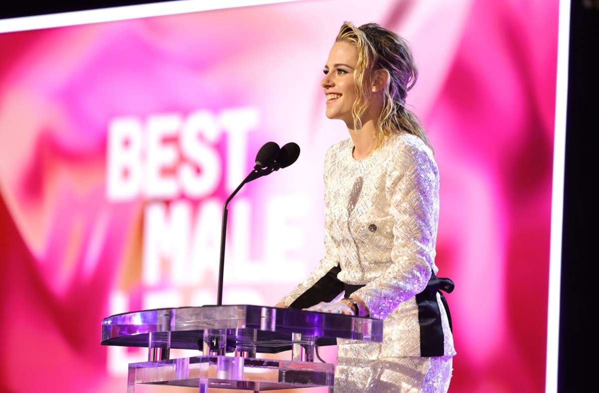 Kristen Stewart hielt auf der Bühne der „Independent Spirit Awards“ eine emotionale Rede über die dramatische Lage in der Ukraine.