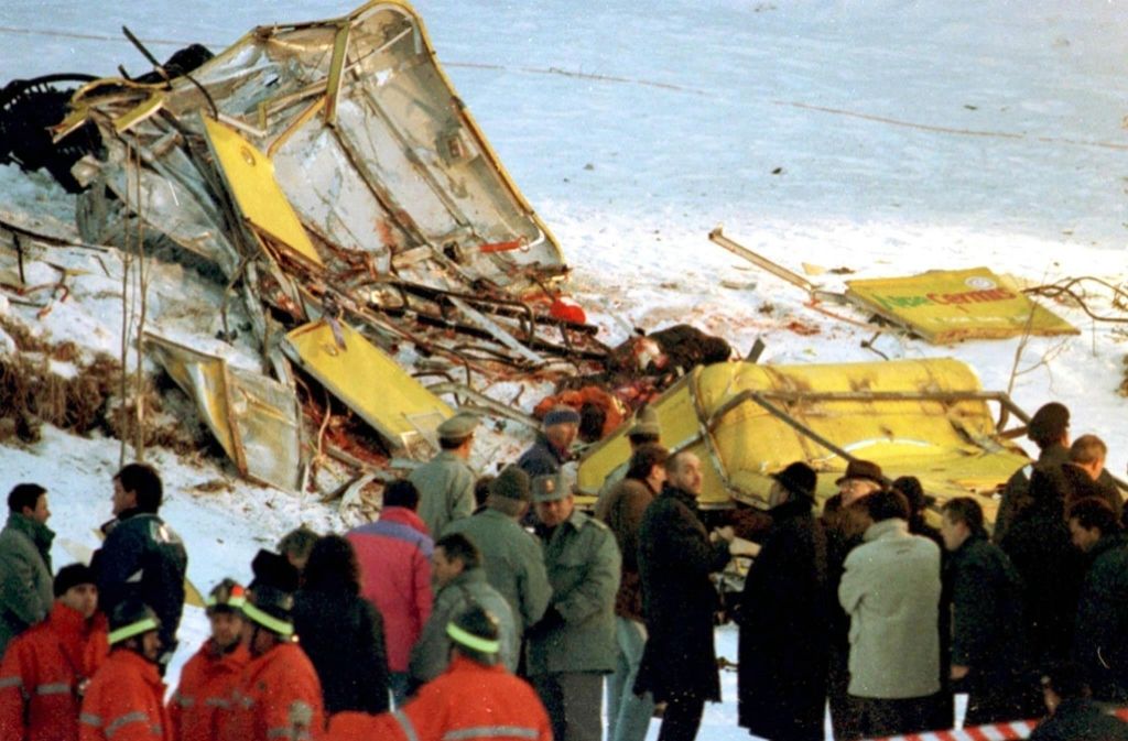 3. Februar 1998, Cavalese: Ein amerikanisches Kampfflugzeug durchtrennt beim Tiefflug das Tragseil der von Cavalese auf die Alpe Cermis führenden Luftseilbahn. 20 Menschen sterben beim Absturz einer Kabine.
