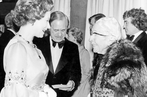 Für so eine Serienmörderin findet auch Hoheit ein Lächeln: Queen Elizabeth II. mit Agatha Christie (re.) 1974 bei der Filmpremiere von „Mord im Orientexpress“. Foto: imago/Mary Evans