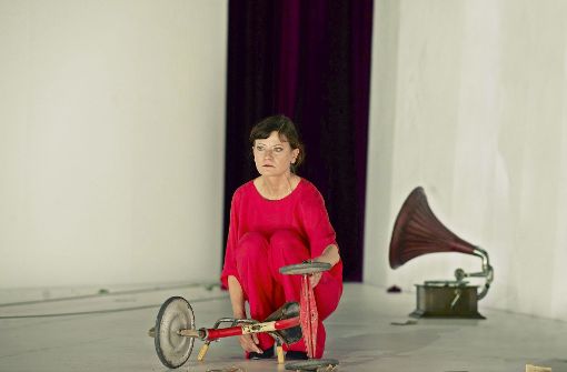 Zwischen Grammophon und Dreirad: als Ranjewskaja verliert sich Astrid Meyerfeldt in den untergegangenen alten Zeiten. Foto: Theater