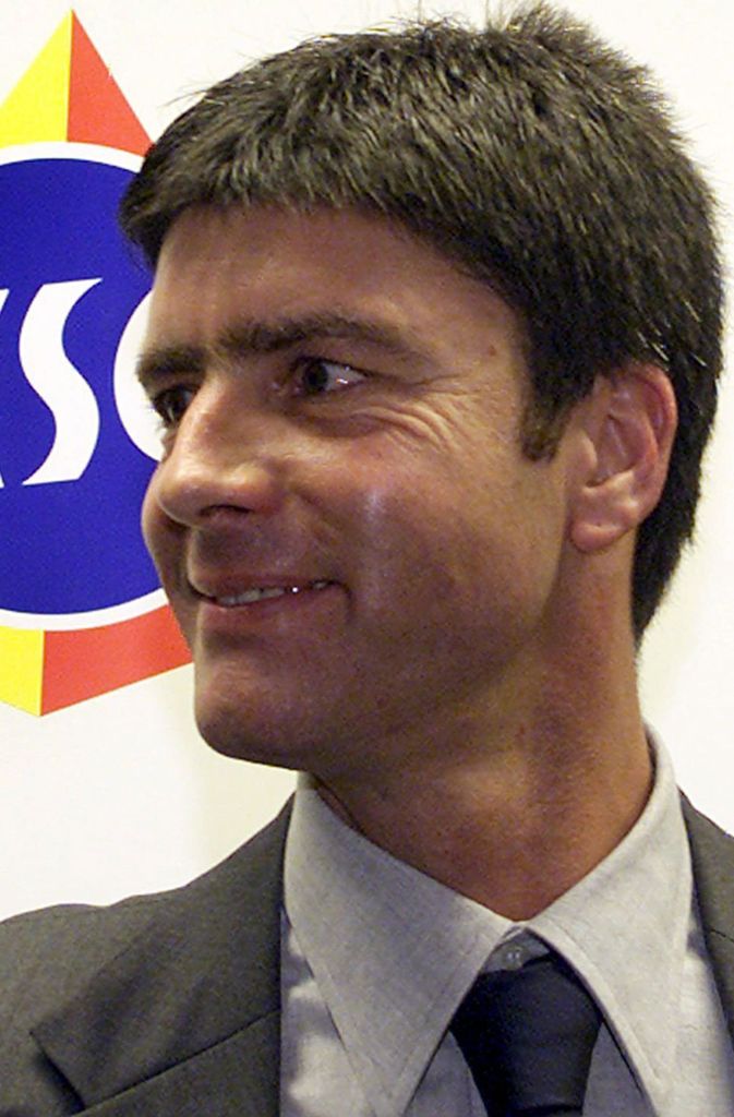 Eine Saison lang zog es Löw ins Ausland: Er trainierte Fenerbahçe Istanbul. Mit dem Ziel Wiederaufstieg übernahm er dann 1999 den Trainerposten beim KSC. Doch der Verein stieg in die Regionalliga ab und Löw wurde freigestellt.