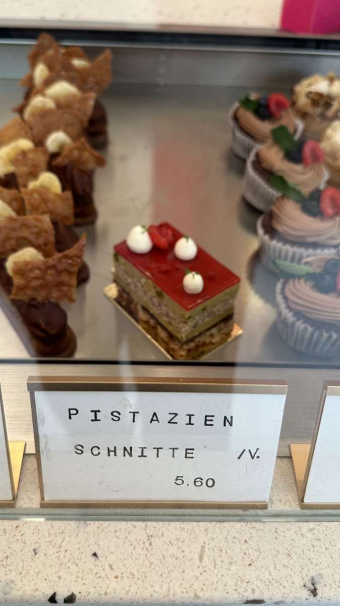 Und natürlich darf auch bei Hans liebt Kuchen in Stuttgart-West eine Pistazienschnitte nicht fehlen.