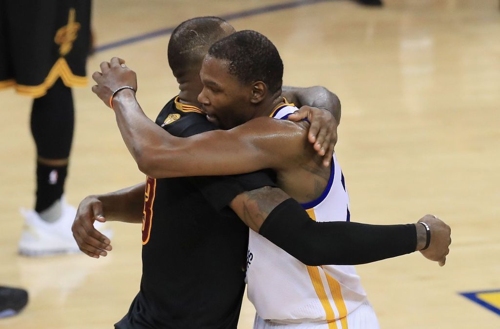 Bewegende Szene nach Abpfiff: LeBron „King“ James gratuliert Durant.