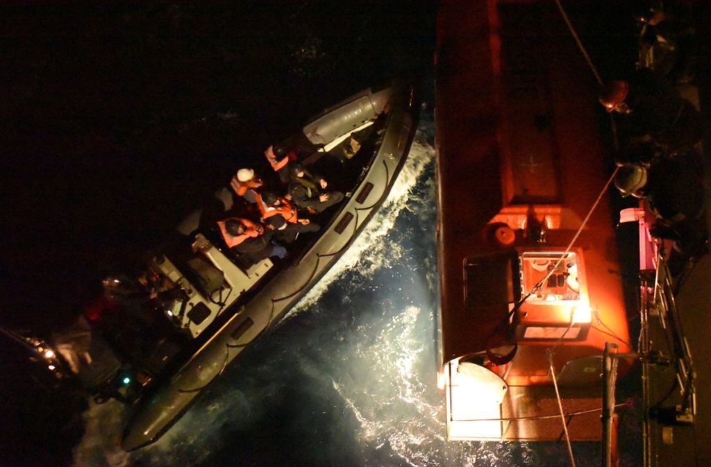 Dieses von der Royal Navy des Ministry of Defence (MOD) zur Verfügung gestellte Foto zeigt die Crew des britischen Kriegsschiff „HMS Argyll“ neben einem Rettungsboot des Containerschiffs „Grande America“.