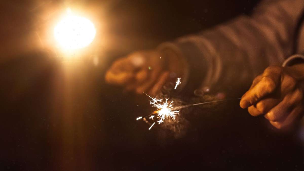  Aufgrund der weiter angespannten Pandemie-Situation gelten an Silvester in Baden-Württemberg strenge Regeln für Feuerwerk und Feiern. Für die Straßenreinigung könnte das Entlastung bedeuten. 