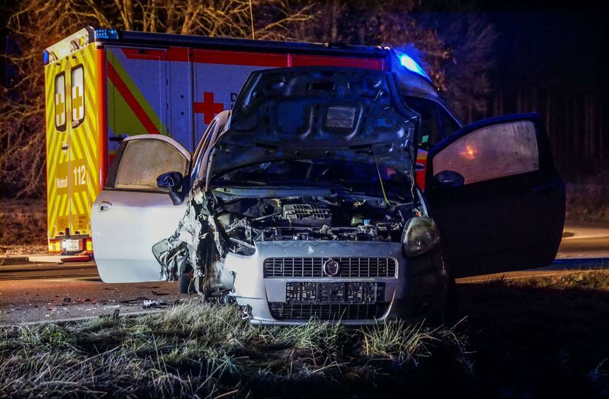 Dabei wurden der Opelfahrer sowie sein 41 Jahre alter Beifahrer schwer verletzt, der Fahrer des Fiat leicht verletzt. Ein ebenfalls im Opel sitzender Vierjähriger blieb unverletzt.