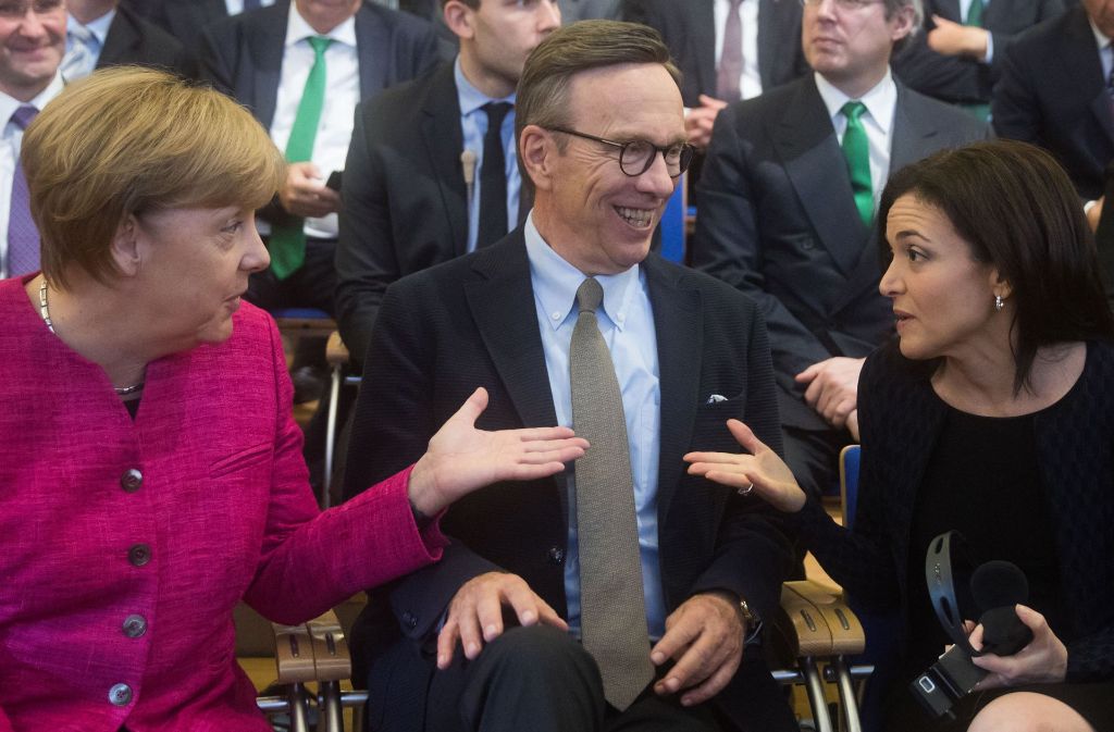 Angela Merkel besuchte am Donnerstag die IAA in Frankfurt. Sie saß neben Matthias Wissmann, Präsident des Verbandes der Automobilindustrie, und Sheryl Sandberg, der Chief Operating Officer von Facebook.