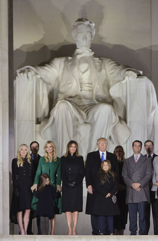Die ganze Familie Trump posiert vor dem Lincoln Memorial. Ivanka Trump sticht mit ihrem grünen Outfit heraus.