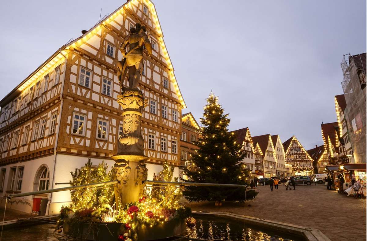In der weihnachtlich geschmückten Altstadt gibt es neben Glühwein und Wurst nun auch freitags und samstags zwei Verkaufsstände.