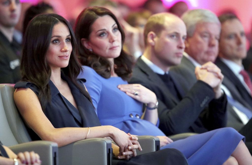 Meghan Markle und ihre künftige Schwägerin Herzogin Kate kamen beide in blau und wirkten sehr harmonisch. Rechts daneben: Prinz William.