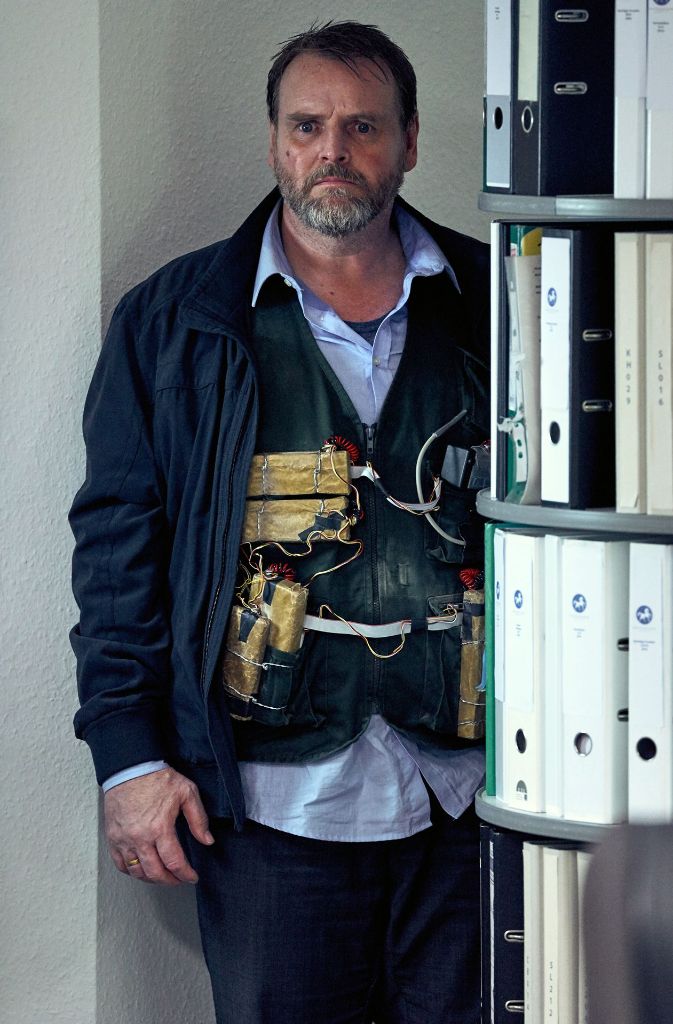 Er droht damit, die Bombe hochgehen zu lassen: Muhammad Hövermann (Felix Vörtler) hat sich in der Bank verschanzt, mit einem Sprengstoffgürtel.