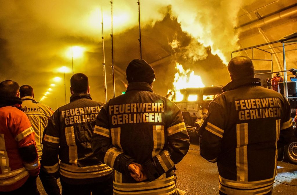 Zahlreiche Feuerwehrleute, auch aus Leonberg und Gerlingen, sind dabei.